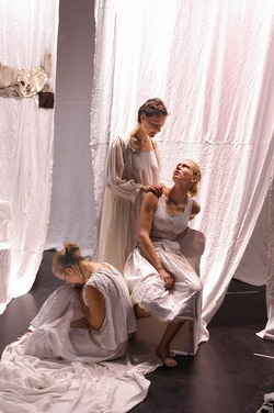 Jelenet a Bernarda Alba háza című darabból. Kovács Napsugár, Nagy Karina és Jelinek Erzsébet 