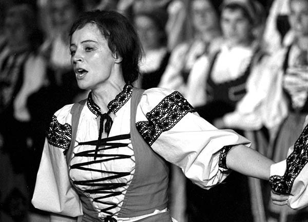 A kórus fővédnöke Péczely Sarolta (1982) a Gyulai Várszínház Székelyfonóelőadásában.<br>Rendező: Sík Ferenc
