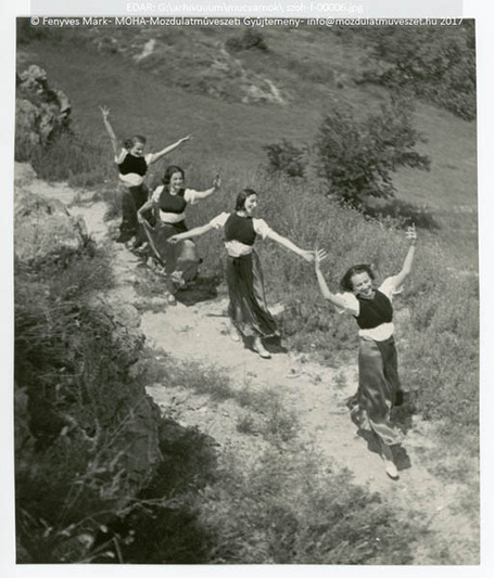 Szentpál Olga tanítványai a szabadban (a sorban a harmadik Merényi Lea)
