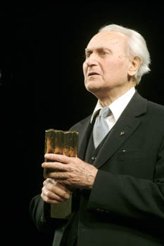 Senkálszky Endre, a Magyar Játékszíni Társaság első Életmű-díjasa, a Kárpát-medence legidősebb, 90 évesen is aktív kolozsvári színművésze.